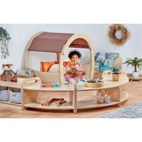 meuble avec casiers et étagères dans une salle d’activités en crèche
