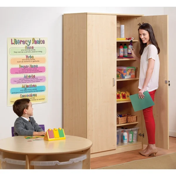 meuble de rangement fermé dans un espace petite enfance