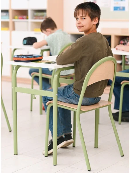 Chaise d'écolier pour aménager une salle de classe