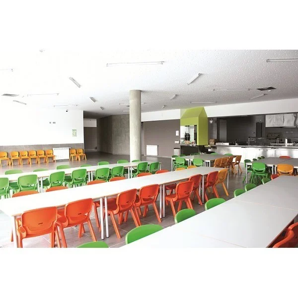 Chaise pour réfectoire scolaire dans collectivité