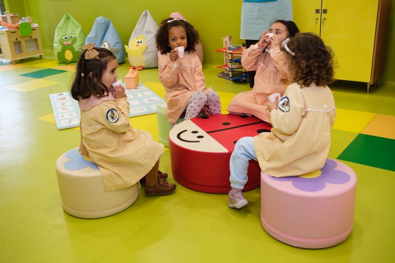 Coin ludothèque aménagé pour favoriser les échanges entre enfants