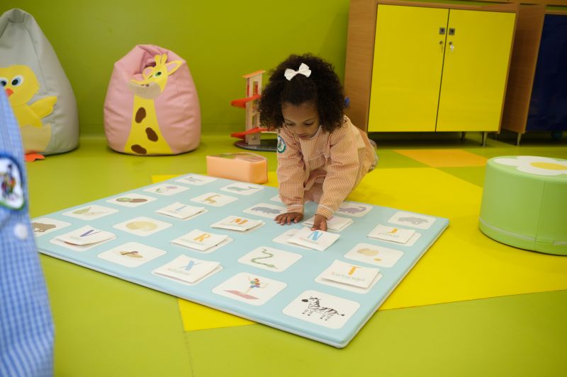 Enfant participant à une activité ludique en ludothèque