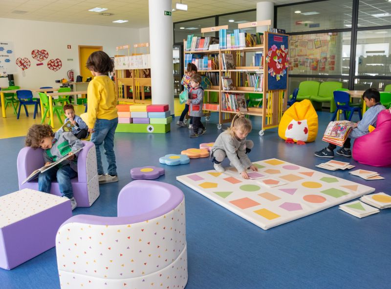 Enfants jouant dans un espace de jeux en ludothèque