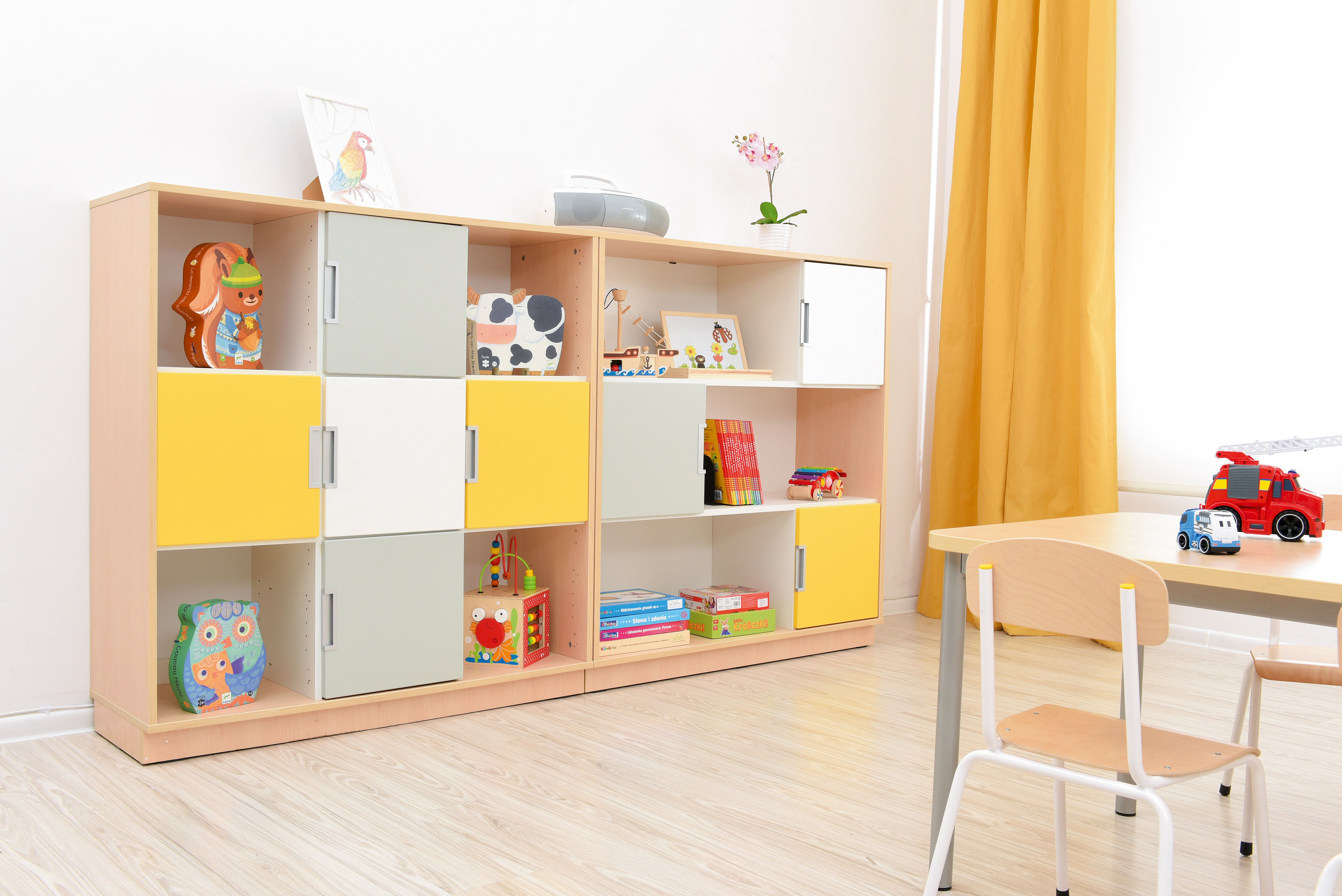 Meuble de rangement coloré pour école maternelle
