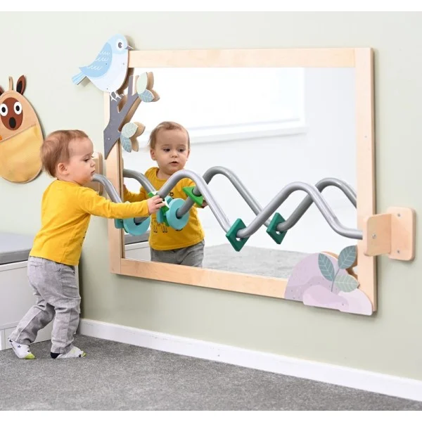 Miroir sécurisé avec barre d'appui pour enfant en crèche