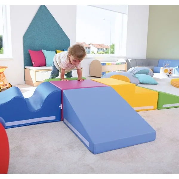 Enfant sur parcours de motricité en crèche