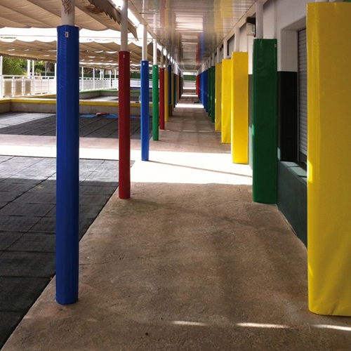 protection poteau mousse installée dans une école pour sécuriser les enfants