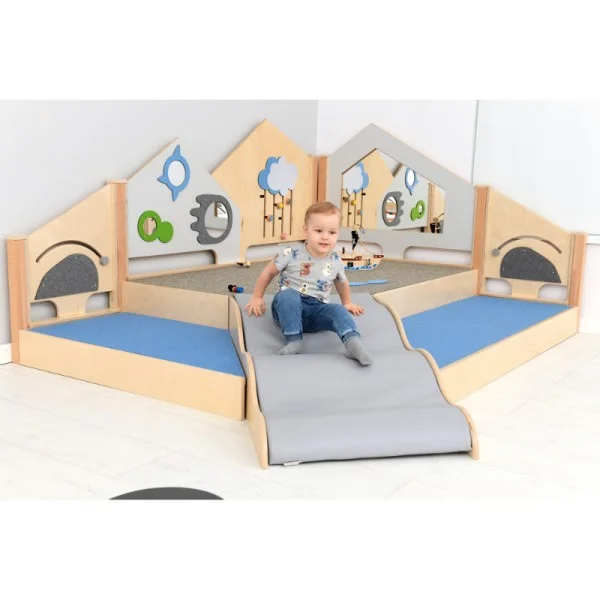 Enfants de 2 ans jouant sur une structure de motricité en bois dans une crèche