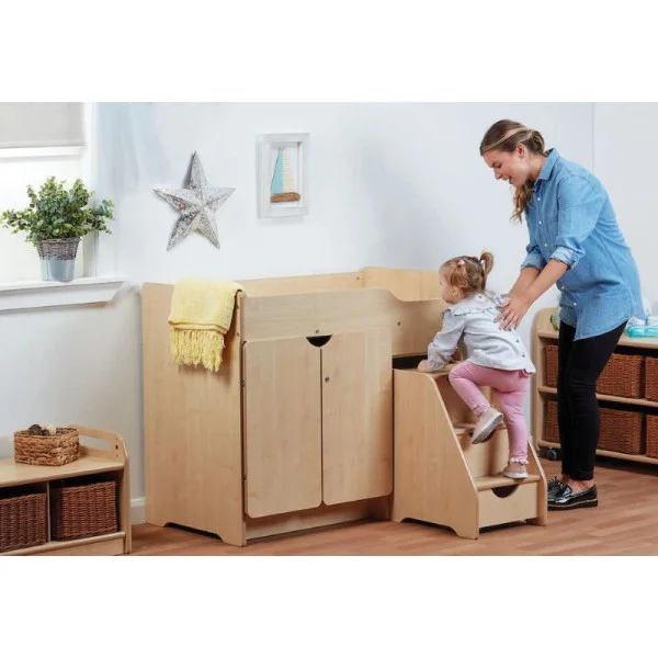 Table a langer avec escalier retractable pour esapce change creche