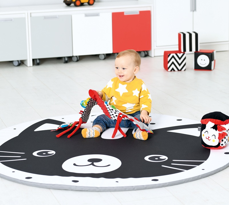 Tapis en mousse creche avec une tête de chat