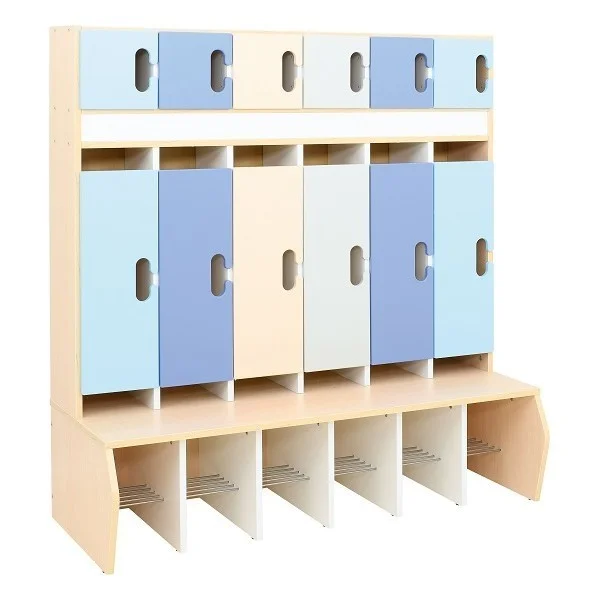 Vestiaire école primaire avec banc et casier