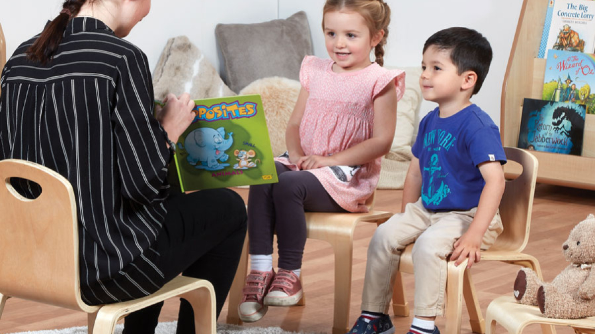 Quelle chaise scolaire, chaise crèche ou chaise maternelle choisir ? Le guide des tailles pour un mobilier scolaire adapté.