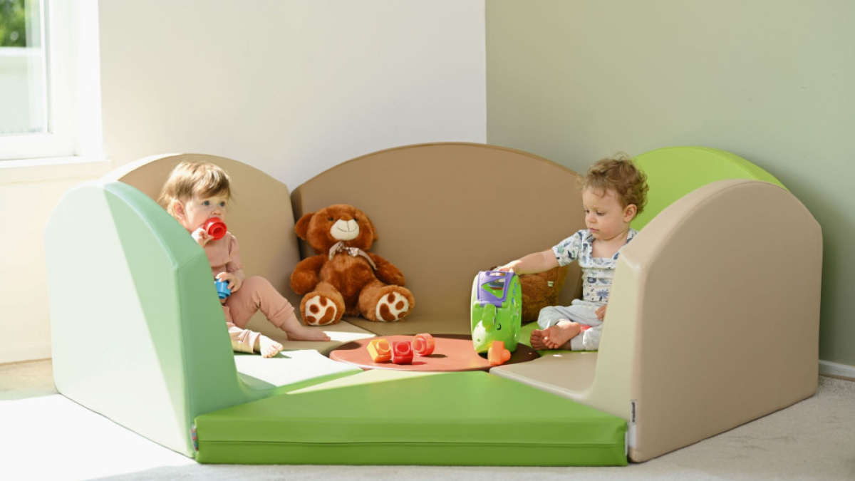 Gros coussin bébé, parc en mousse pour crèche : choisir le bon support pour accompagner le développement postural des tout-petits