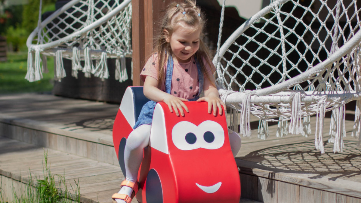 Équipements 2-en-1 pour crèches et écoles : optimiser leur utilisation à l’intérieur et à l’extérieur